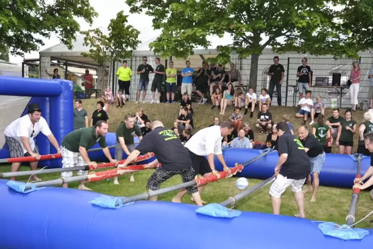 Riesen Gaudi beim Riesenkicker-Turnier: die Wattenheimer Kerwe im Jahr 2015. 
