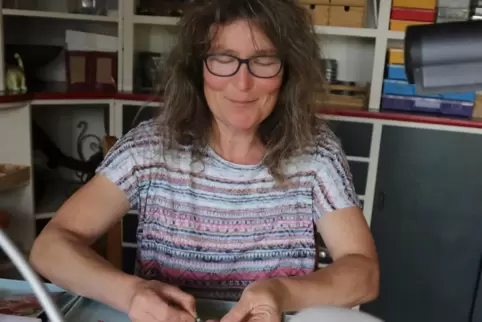 Die 54-Jährige Anja Börner betreibt auf dem „Perlenhof“ auch einen Schmuckladen, in dem sie aus Steinen und Perlen gefertigten S