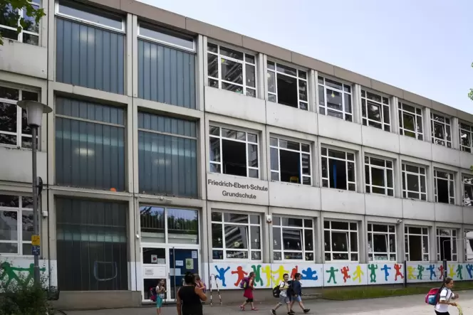 Wenn irgendwann einmal ein Neubau steht, soll das alte Gebäude der Friedrich-Ebert-Grundschule abgerissen werden. Wenn irgendwann einmal ein Neubau steht, soll das alte Gebäude der Friedrich-Ebert-Grundschule abgerissen werden.
