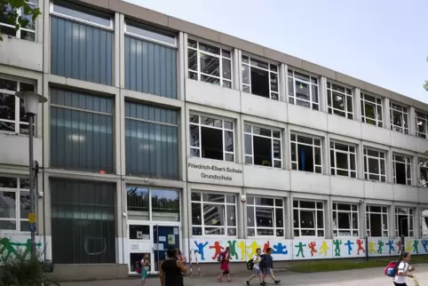 Wenn irgendwann einmal ein Neubau steht, soll das alte Gebäude der Friedrich-Ebert-Grundschule abgerissen werden. Wenn irgendwann einmal ein Neubau steht, soll das alte Gebäude der Friedrich-Ebert-Grundschule abgerissen werden.