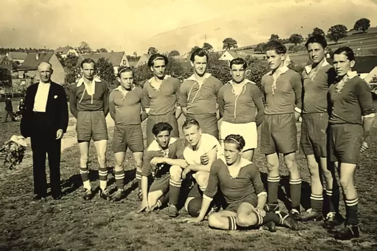 So sehen Sieger aus: das Bild zeigt die erste Meistermannschaft des Glan-Klubs. Am Ende der Saison 1954/55 stand diese Truppe au