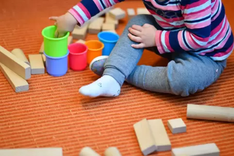 Der Kita-Fachkräfteverband sagt: Eltern müssen sich auf Einschränkungen in der Betreuung einstellen.