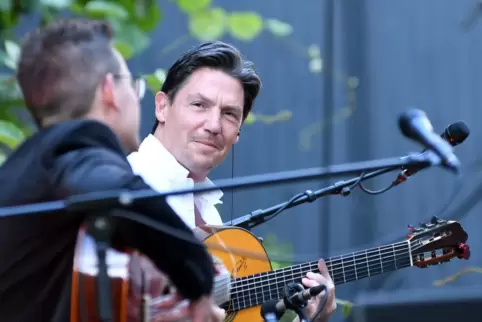 Bezirzen ihr Publikum mit Virtuosität, Spielfreude und Humor mit: die Flamenco-Gitarristen Alexander Kilian (links) und Jan Pasc