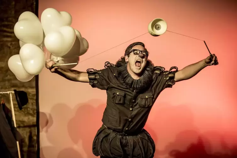 Ein Clown trägt Schwarz: Artist Matthias Romir nimmt Herzballons und Lachen als Türöffner, auch wenn er mit Galgenhumor hantiert