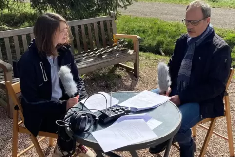 Ilja Tüchter und Rebecca Singer bei den Aufnahmen an der Gedenkstätte für das Flugtagunglück