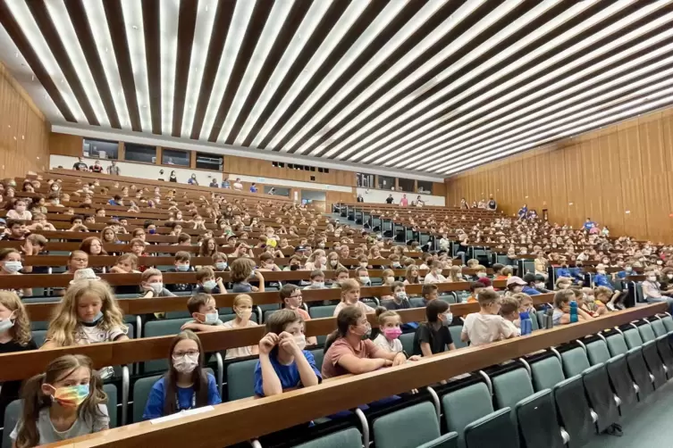 Die R&auml;nge des Saarbr&uuml;cker Audimax sind gut gef&uuml;llt. 840 Kinder lauschen aufmerksam dem Maus-Moderator. 