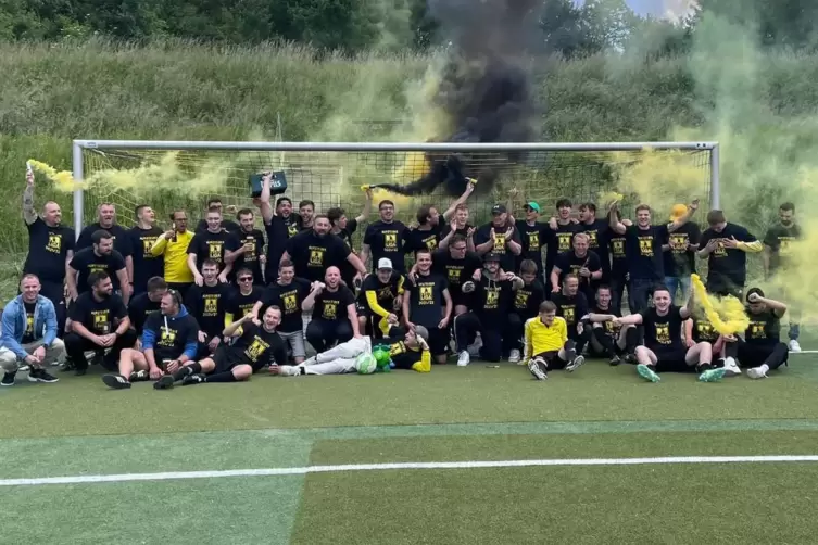 Jubel mit Pyrotechnik und Meister-Shirts in Schwarz-Gelb: Die Fußballer des SV Ixheim feiern die Meisterschaft in der C-Klasse P