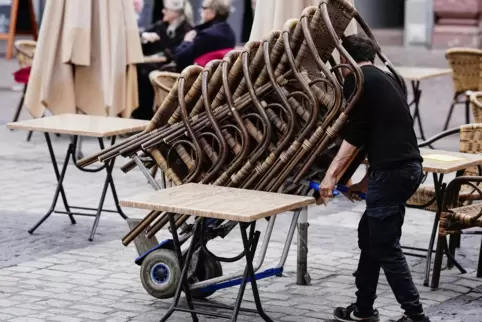 Bei Saisonkräften im Gastgewerbe sind die Stundenlöhne durch den Mindestlohn laut einer Studie moderat gestiegen.