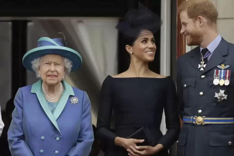Hier waren sie noch Mitglied der königlichen Familie: Meghan und Harry stehen 2018 im Buckingham-Palast neben Queen Elizabeth II