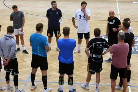 Umringt: der neue Trainer Frank Müller (hinten rechts) schart das Team um sich und gibt erste Anweisungen. 