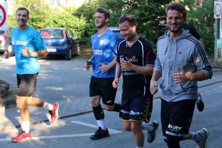 Die erste Laufrunde: Die Handballer machen sich fr&ouml;hlich auf den Weg. 