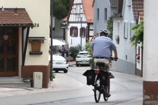 So sieht die Hauptstraße jetzt aus: Es gibt nur noch ein schmales Asphaltband und je nach Platz unterschiedlich breite Pflasters
