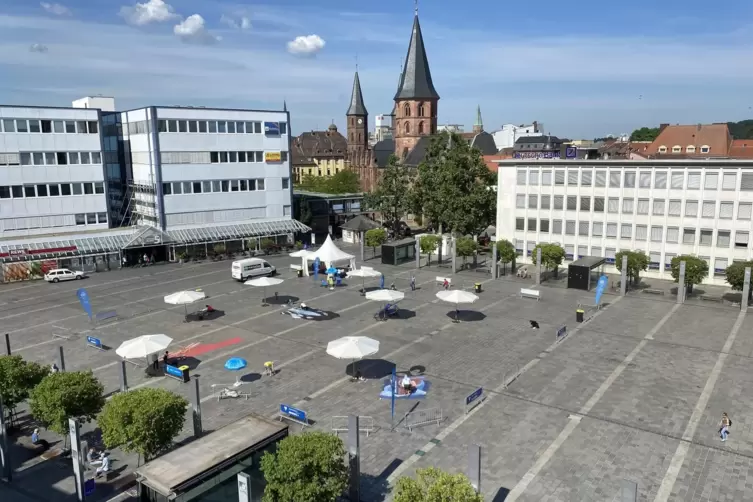 Straßenmalerei auf dem Stiftsplatz, Smart-City-Projekt, KL.digital, erster Tag. Aufnahme vom Dach des Sparkassengebäudes. 