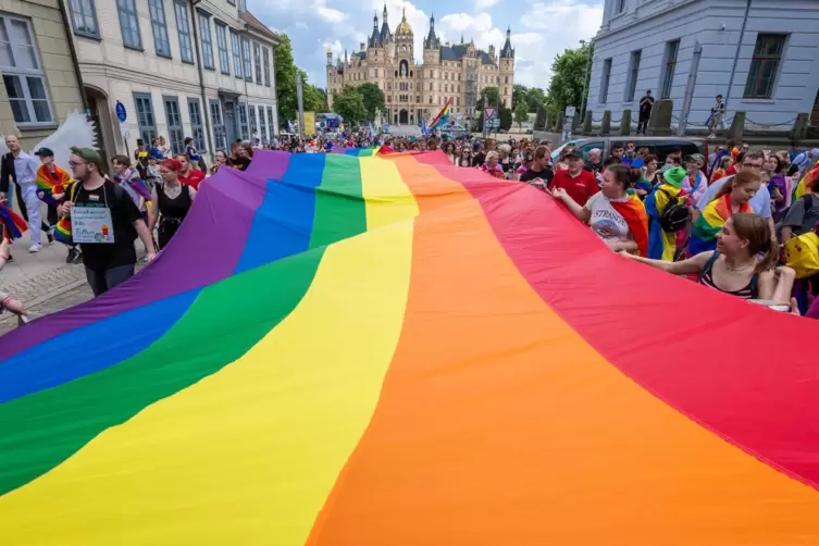 Im Zeichen des Regenbogens: Auf dem Christopher Street Day in Schwerin werben Teilnehmer für Vielfalt. 