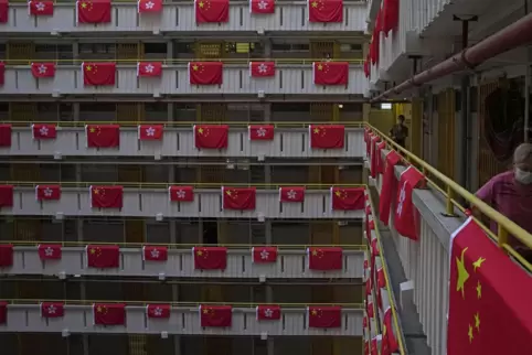 Fahnenmeer: Flaggen Chinas und der Sonderverwaltung Hongkong an einem Wohngebäude.