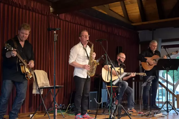 In Waldsee im Pfarrzentrum: Stefan Gebert (im weißen Hemd am Saxofon) spielt mit seiner Band. 