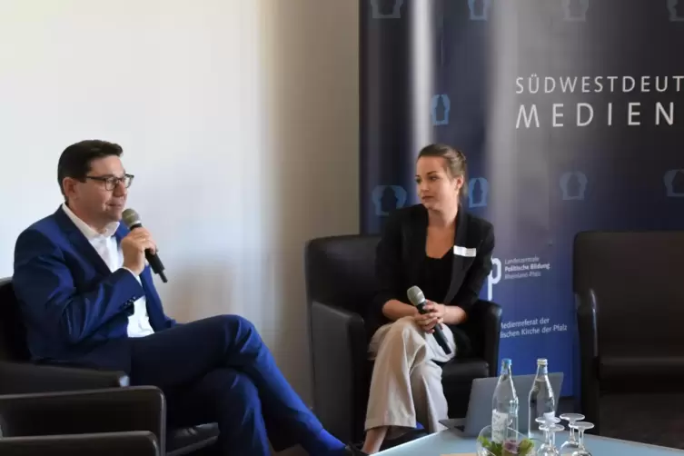 B Thomas Hirsch und Moderatorin Janine Arendt bei den Südwestdeutschen Medientagen. 