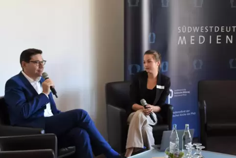 B Thomas Hirsch und Moderatorin Janine Arendt bei den Südwestdeutschen Medientagen. 