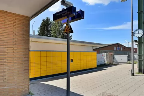 Da muss man erst mal drauf kommen: die Packstation an Gleis 1 des Haßlocher Bahnhofs. 