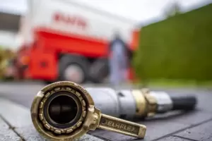 Öl wird (noch) gebraucht: zum Heizen, zum Autofahren, als Grundstoff für die chemische Industrie. Öl wird (noch) gebraucht: zum Heizen, zum Autofahren, als Grundstoff für die chemische Industrie.