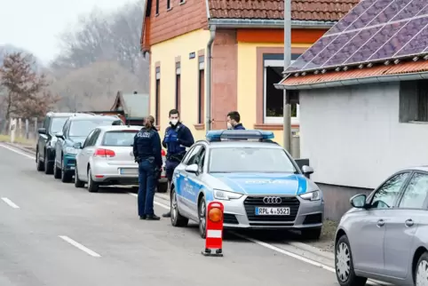 10. März 2021: Nach dem Fund zweier Leichen in einem Haus in Weilerbach bei Kaiserslautern sucht die Polizei weiter mit Hochdruc