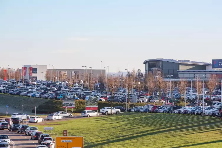 Bei verkaufsoffenen Sonntagen im Outlet bilden sich regelmäßig Rückstaus auf den Autobahnabfahrten.