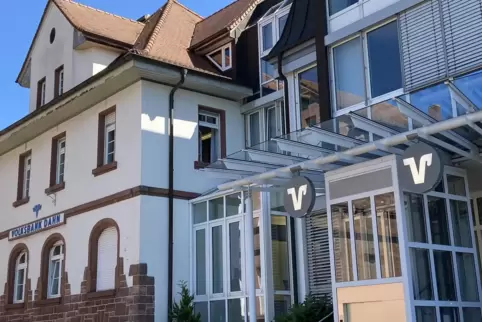 Das alte Gebäude der ehemaligen Dahner Volksbank und nebenan der Neubau. 