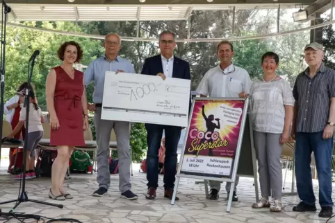 Spendenübergabe vom Lions Club an den Gesangverein Münchweiler, von links: Sonja Knobloch, Jost Haneke, Matthias Roth, Michael V