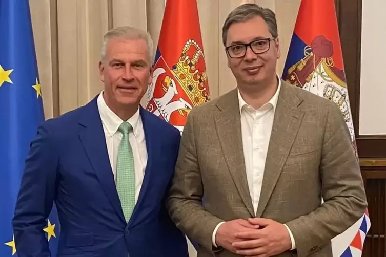 Peter Mrosik (links) trifft Serbiens Präsident Aleksandar Vucic.