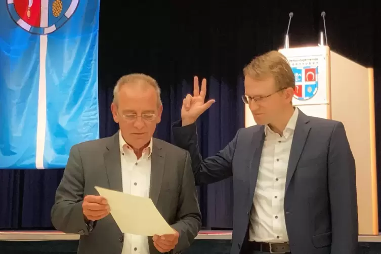 Die letzte Amtshandlung: Olaf Gouasé (links) und Daniel Salm, der ihn als Bürgermeister der VG Edenkoben ablöst. 