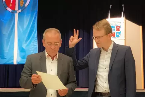 Die letzte Amtshandlung: Olaf Gouasé (links) und Daniel Salm, der ihn als Bürgermeister der VG Edenkoben ablöst. 