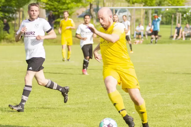 Marcel Hahn (rechts, hier im Spitzenspiel gegen den FC Kleinsteinhausen) kam nach einer Verletzung erst in der Rückserie der Hau