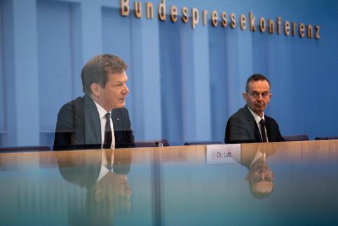 Bahnchef Richard Lutz (links) und Bundesverkehrsminister Volker Wissing kündigten im Juni ein Sanierungsprogramm für die wichtig