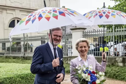 Petr Fiala, Ministerpräsident von Tschechien, begrüßt Ursula von der Leyen, Präsidentin der Europäischen Kommission, zum offizie