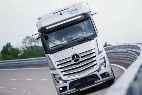 Auf der Teststrecke im Lkw-Werk Wörth: der neue Wasserstofflastwagen. Seine Markenzeichen sind ...
