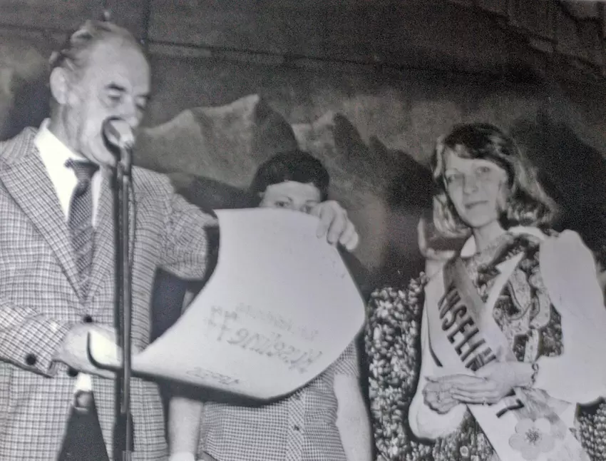 Historischer Moment: Zur Herbstmesse des Jahres 1977 wurde mit Ruth Hinkelmann die erste Kuseline offiziell ernannt.