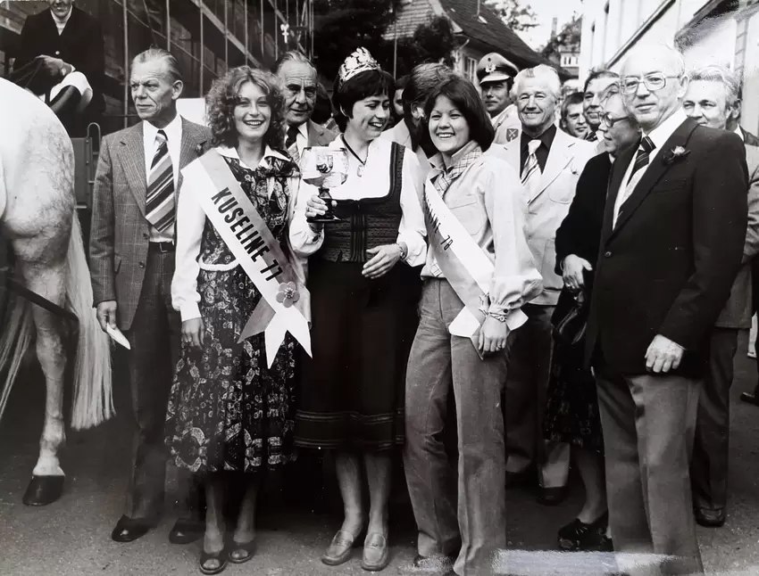 In geselliger Runde beim Weinfest: Ruth Hinkelmann (links) durfte als erste Kuseline noch mit, im Amt war 1978 aber bereits ihre