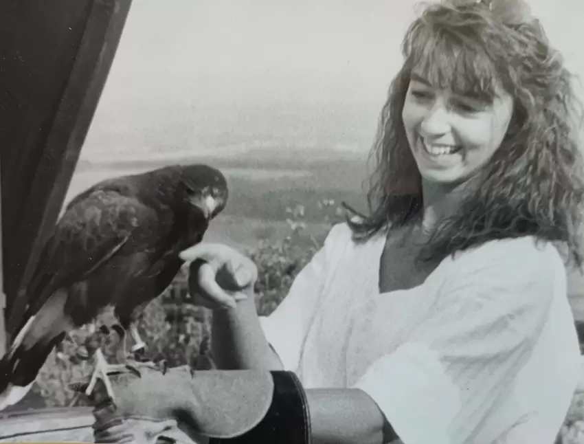 Szene noch einmal nachgestellt: 1993 war Nicole Niebergall bei der Greifvogelschau auf dem Potzberg.