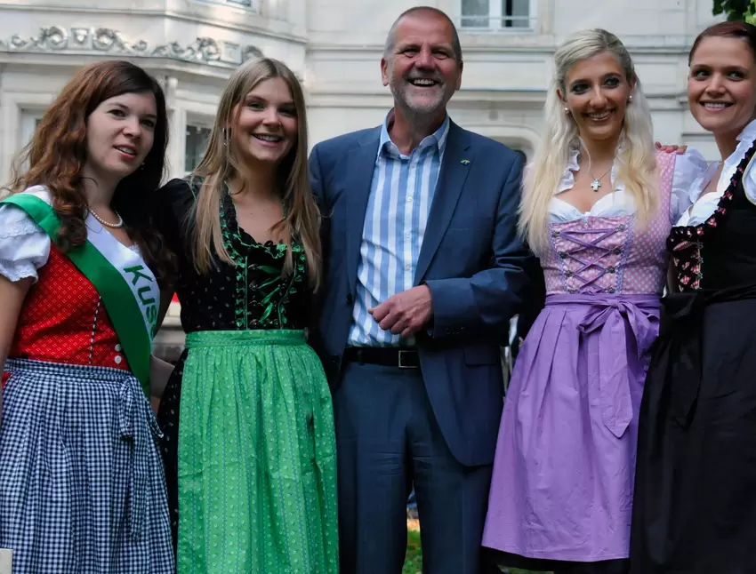 Als Pfälzer Botschafterinnen unterwegs: Vier Kuselinen waren 2013 mit dem heutigen Stadtbürgermeister Jochen Hartloff in Toucy.