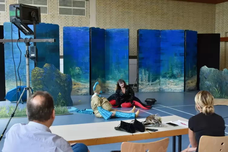 Am neuen Standort in Neckarau: Probe für „Die kleine Meerjungfrau“ mit Daniela Grundmann als Wasserhexe (rechts) und Christina P