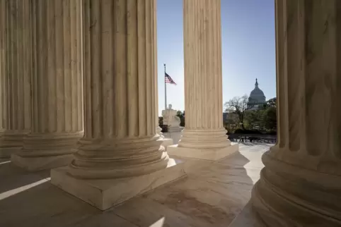 Blick auf die Säulen des Obersten Gerichtshofs – im Hintergrund das US-Kapitol, wo die Sitzungen von Repräsentantenhaus und Sena