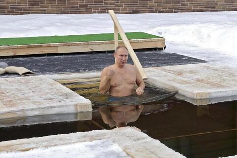 Präsident Wladimir Putin beim Eisbaden.