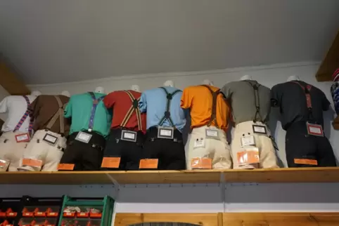 Die Hosenträger im Laden von Friederike von der Gönna präsentieren sich den Kunden von hinten. 
