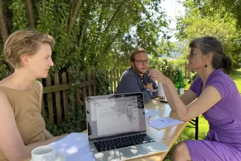Beim Dichten: Mara Genschel (links) mit Maria Josep Escrivà und Arnim Bogatzki, der übersetzt. 