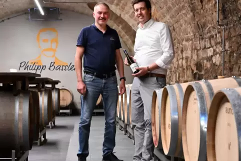 Kellermeister Patrick Öttl (links) und Bastian Klohr im Philipp-Bassler-Keller. 