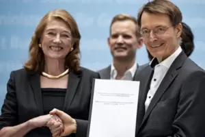 Das Expertengremium überreicht Bundesgesundheitsminister Lauterbach die Einschätzung der Corona-Maßnahmen. 