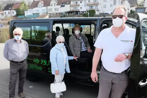 Der Bürgerbus beim Start im April 2021: Lothar Ernst (rechts) fährt den Bus ehrenamtlich, dahinter die Fahrgäste Liesel Frey und