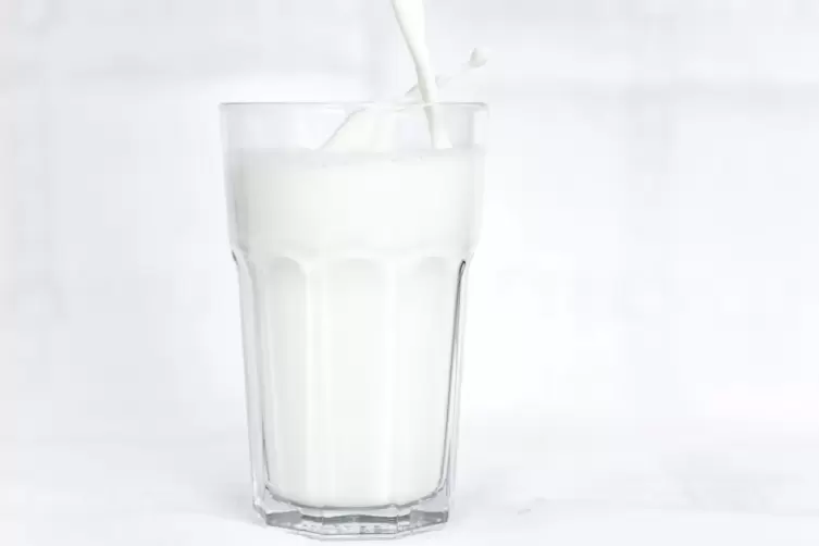 Die Milch wird teurer: Aldi hat am Freitag den Preis der Eigenmarke um 17 Cent angehoben. 