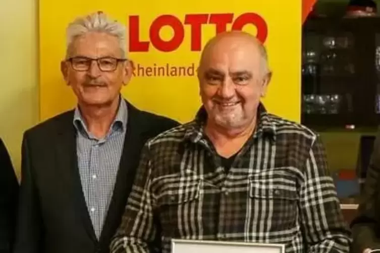 Wurde diesmal selbst geehrt: Lothar Witt (rechts) mit dem Vizepräsidenten des Südwestdeutschen Fußballverbands, Jürgen Veth. 