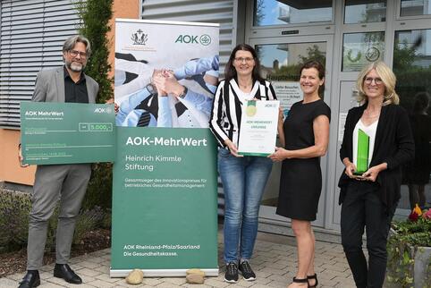 Die Heinrich-Kimmle-Stiftung gewinnt den AOK-Gesundheitspreis: von links Vorstand Marco Dobrani, Marion Weber, Sabine Freyer (be